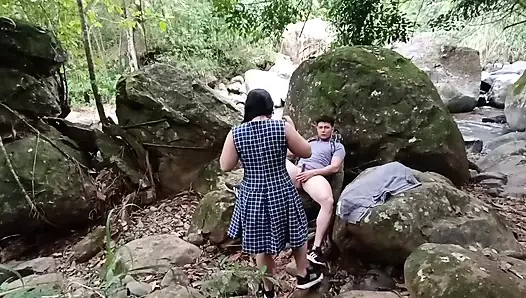 Kız üniversiteden sonra öğretmeninin ormanda onu sikmesine izin veriyor. Çok hoşgörülü ve onu kaydetmesine izin veriyor