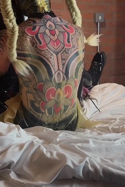 Латексная кукла и gimp переключаются и трахаются в постели