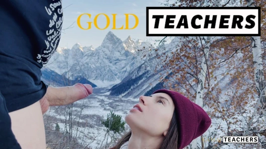 Uzun zamandır kız arkadaş nefes kesen bir manzaraya sahip bir dağın tepesinde oral seks yapmayı kabul etti