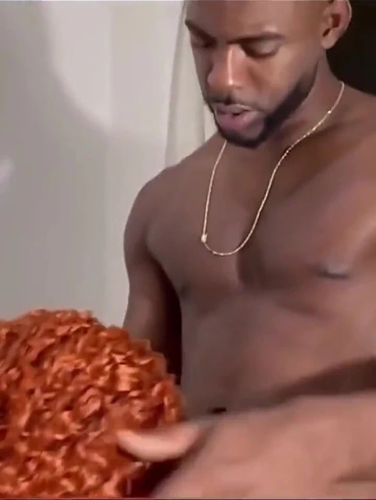 Üvey erkek kardeşimi üvey annemin yatağında yakaladım