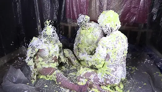 Cheyenne Hannah ve Skyler ile köpük eğlencesi