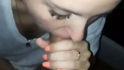 Une bonne salope qui suce avec gourmandise