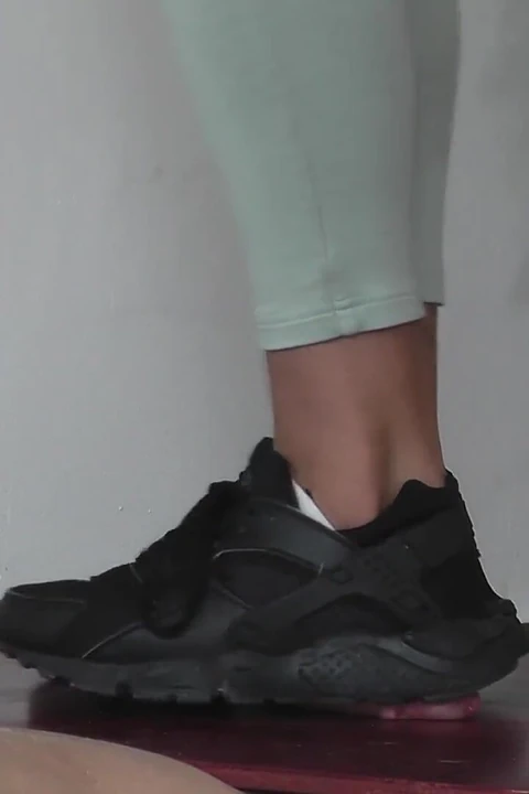 Nomi telefondayken köle orgazm oluyor