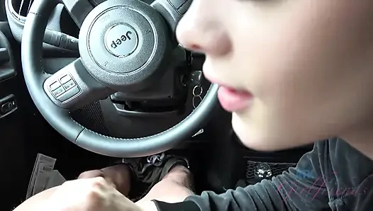 Bakış açısı elsa jean arabada sakso ve elle muamele! Sarışın emiyor, sert biniyor ve sonra büyük boşalma