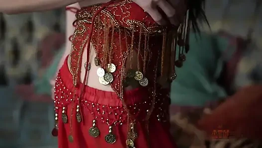 Minnie Boom hevesle bacaklarını genişçe açıyor ve tutkuyla parmaklıyor damlayan ıslak tıraşlı amcığını vahşice terk ediyor.