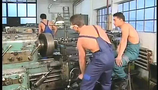 Atölyede azgın üçlü seks