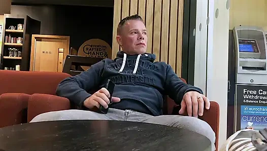 Yoğun kahve dükkanında mastürbasyon yapmaya cesaret etti - yoğun halka açık boşalma