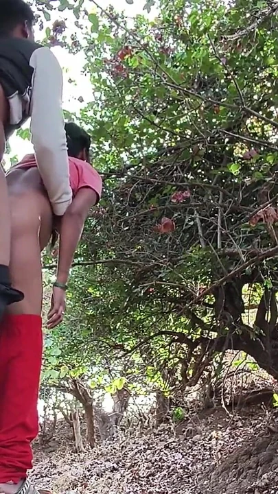 Волнующий момент из "Дези студентка приходит в лесу и трахается в задницу паренька молодой девушки - дези бхабхи в лесу..