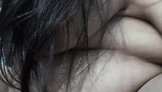 Aldatan tombul yenge kocasının yokluğunda üvey erkek kardeşi tarafından sikiliyor