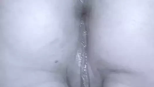 Islak ve sıcak kıçımın yanakları arasından ne akıyor bak