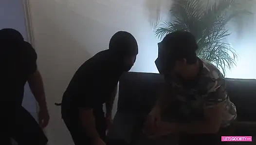 Çarpıcı hatunlar birkaç azgın adamla sikişiyor