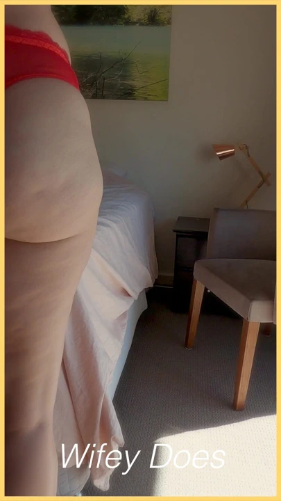 Evli kadın seksi iç çamaşırlarıyla mükemmel götünü gösteriyor