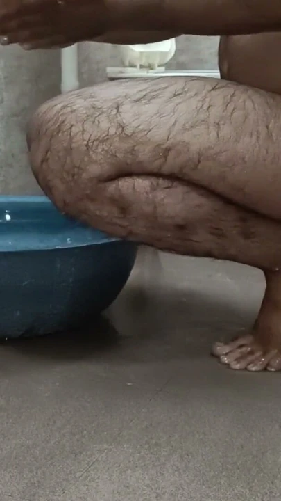 Çıplak banyo yapmak başka bir şey. | Klip 2
