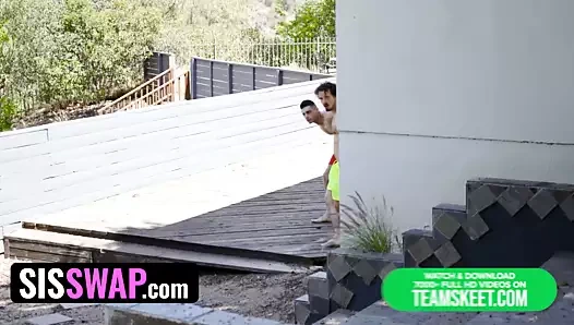 Sisswap - ateşli kankalar azgın üvey erkek kardeşlerini duş alırken onlara gizlice yaklaşırken yakaladı