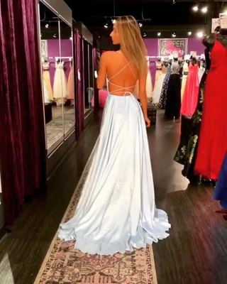 Chicas modelando vestidos 6