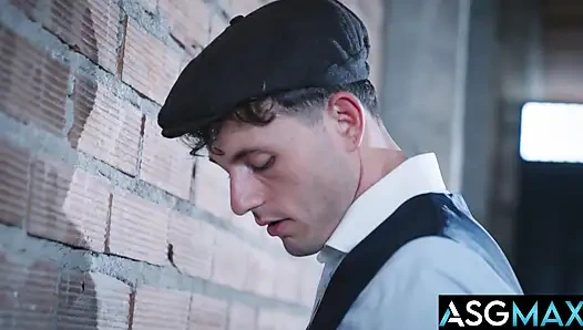 Asgmax - kaslı sporcu mafyada büyük yarak alıyor ve sikiş ayini yapıyor