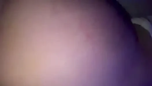 Avuç dolusu sikişmeyi ve götümü arkadan izlemeyi seviyor