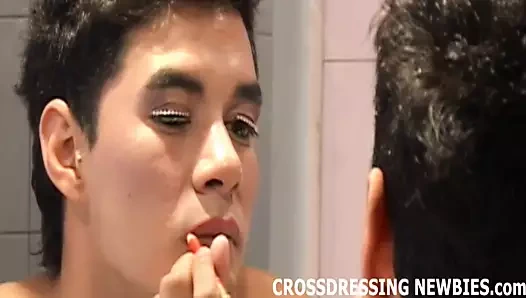 Kadın kılıklı götünü sikmeden önce benim için giyin