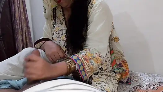 Güzel Hintli köylü gelini ve kayınpeder seks videosu