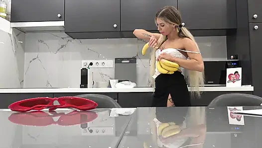 Mutfakta ateşli dövmeli sarışın uzun saçlı güzel kadın etli amcığını ve seksi götünü göstermek için külotunu çıkarıyor