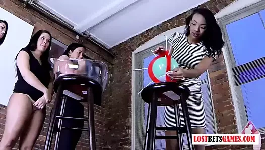 4 kız balon patlatma oyunu oynuyor