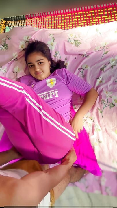 Köydeki üvey kız kardeşim regl günlerinde daracık amını sikmem için çok azgındı, xxx video