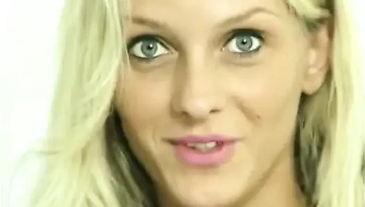 Seksi sarışın hatun amını büyük bir dildoyla dolduruyor