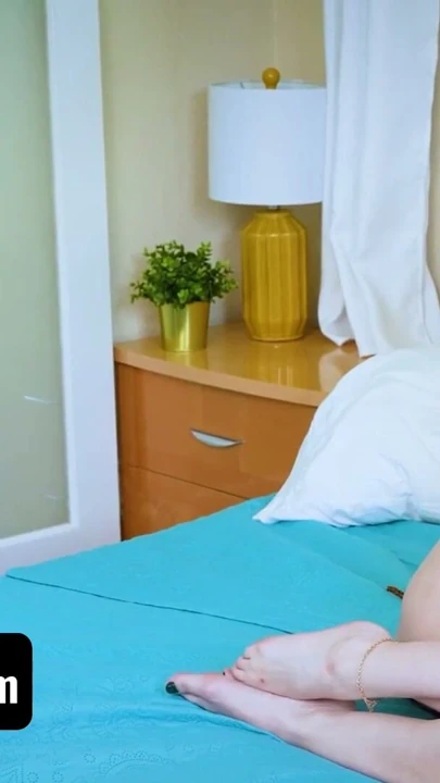 Anal anne - yoga pantolonlu kızıl saçlı orta yaşlı seksi kadın soyunuyor ve üvey oğluyla anal esneme için eğiliyor | Klip 2