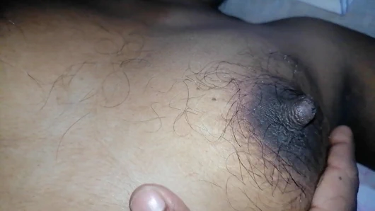 Hintli ıslak ve sıkı amcık üvey kız kardeşim kocamla biraz eğleniyor