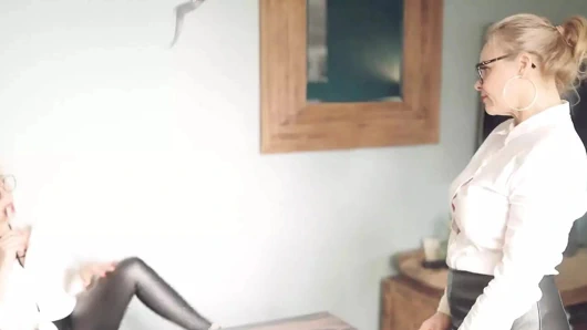 Mydirtyhobby - aldatılan koca orta yaşlı seksi karısının eğlenmesini izliyor