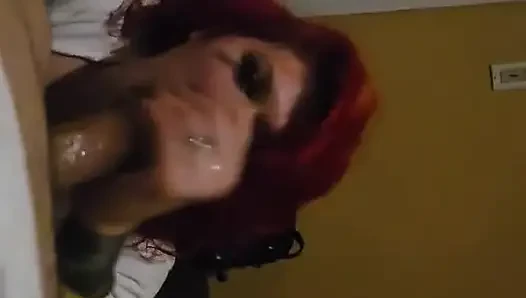 Tombul orta yaşlı seksi kadın şişman bir yarağı emiyor ve her yerine salya akıtıyor