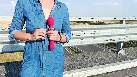 Yoğun bir sokakta halka açık mastürbasyon oldukça mago