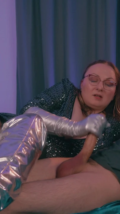 Kadın egemenliği elle muamele ve yarak ısırması, deri eldivenli edepsiz konuşan orta yaşlı seksi kadın, sonunda döl yeme talimatı! | Klip 1
