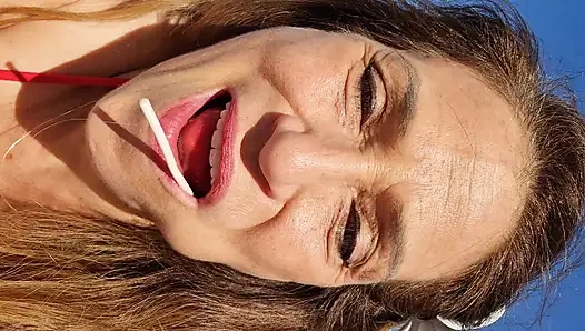 Melissa Johnson sahilde kirazlı lolipop emiyor ve yalıyor