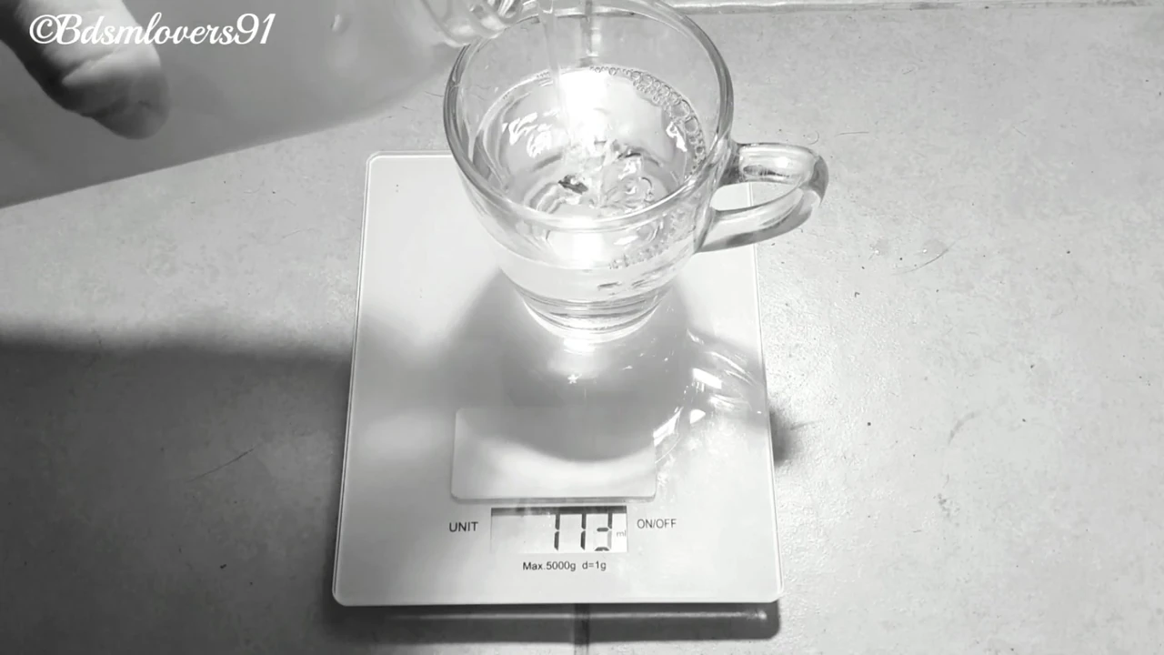 Water Bucket Challenge - पागल निप्पल चरमसुख खींच रहा है