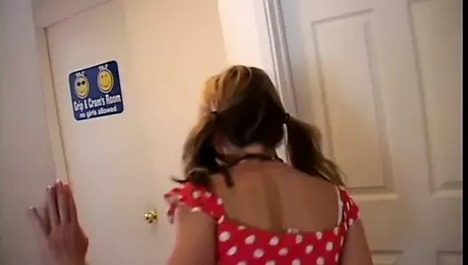 Büyük poposu üzerinde kurbağa dövmeli sevimli sarışın horoz sürmek