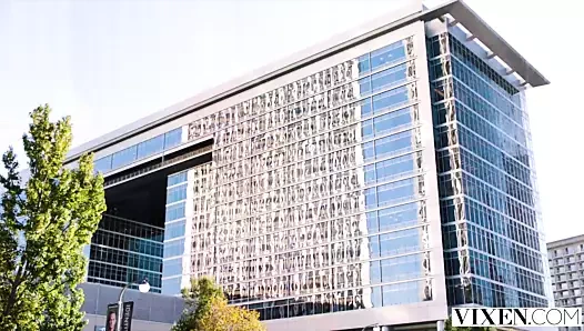 Vixen üniversite öğrencisi şehirde yeni ve biraz eğlenmek istiyor