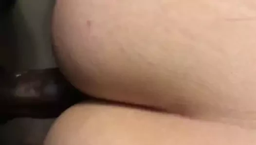 Evine gidip onu uyandırdı. kocası işteydi.