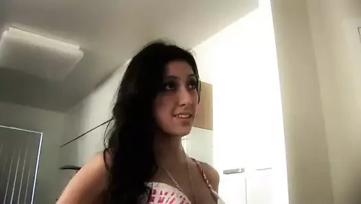 Sıcak göt esmer gets ona kıllı twat becerdin tarafından bir uzun sopa