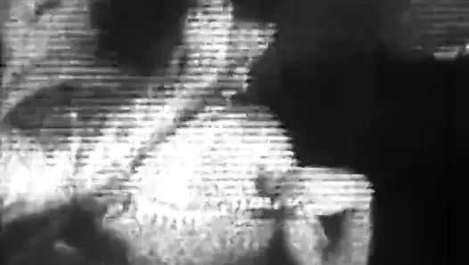 Güzel kadın soyunmak için soyunuyor (1950'lerde vintage)