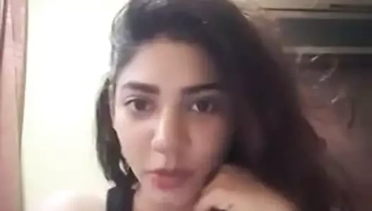 Sevimli kız selfie çekiyor ve sonunda dans ediyor.