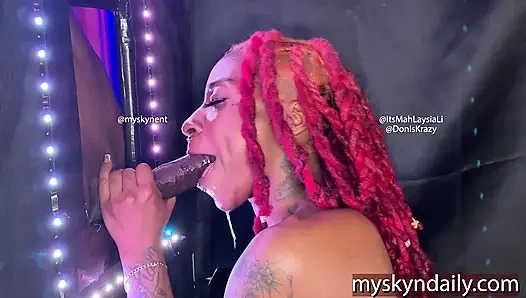 Gırtlağına kadar büyük zenci yarağı alıyor