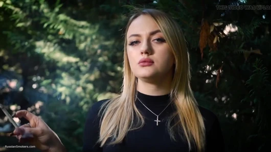 Ateşli sarışın hatun doğada bir siyah sigara içiyor