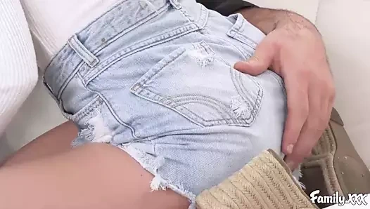 Seksi genç sarışın sikikleri ve berbat üvey babası için onun doğum günü