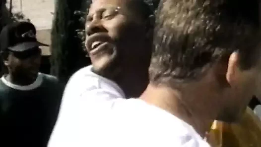 Doğal göğüslü koyu tenli sürtük siyah iri parça aletini berbat