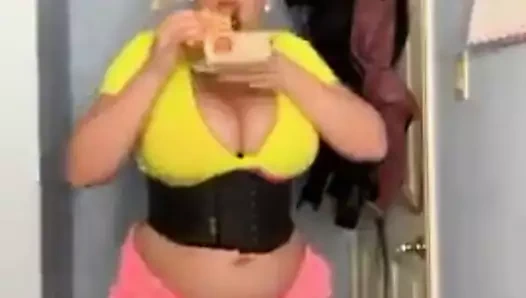 heisse Zuckerschnute bringt ihren speck zum  schwabbeln