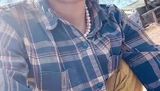 Kamyon Çarkının Yakınında Yere İdrar Etmek