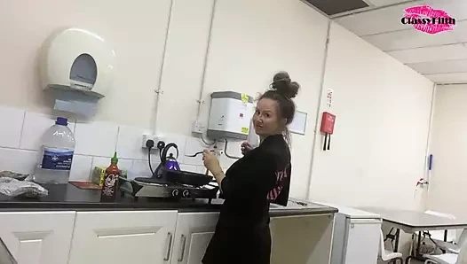 Yemek yaparken yanıp sönüyor