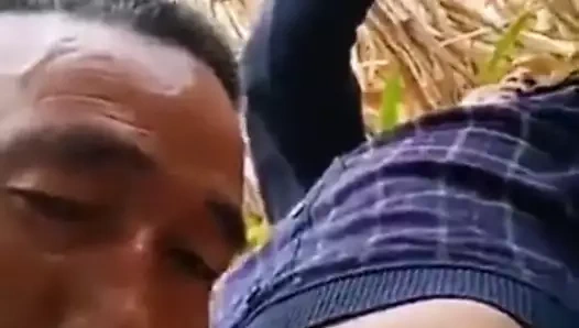 emme Asya baba açık havada