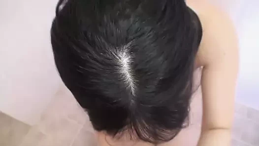 Dinç Asyalı kız bir gencin yarağını sabunlamayı seviyor